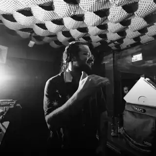 🔴 Backsvart & Kalky