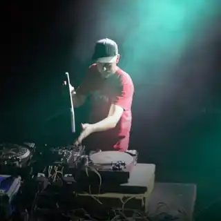 Derrick joue depuis 00:00 / Firespace
