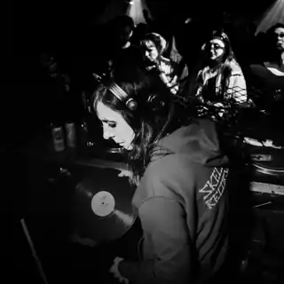 Louise Plus One joue depuis 00:30 / Hpttrsn